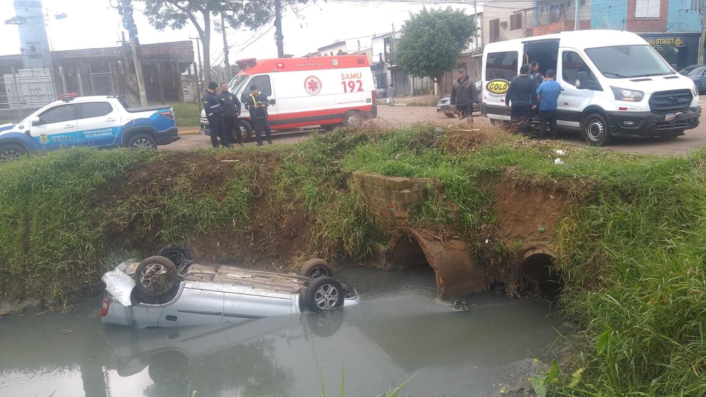 Veículo cai em valão após colisão com van no bairro Santa Rita, em Guaíba