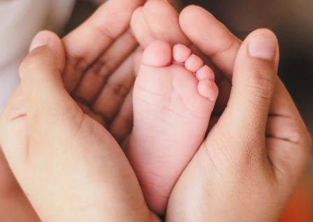 Bebê nasce durante voo internacional e ganha passagens aéreas vitalícias