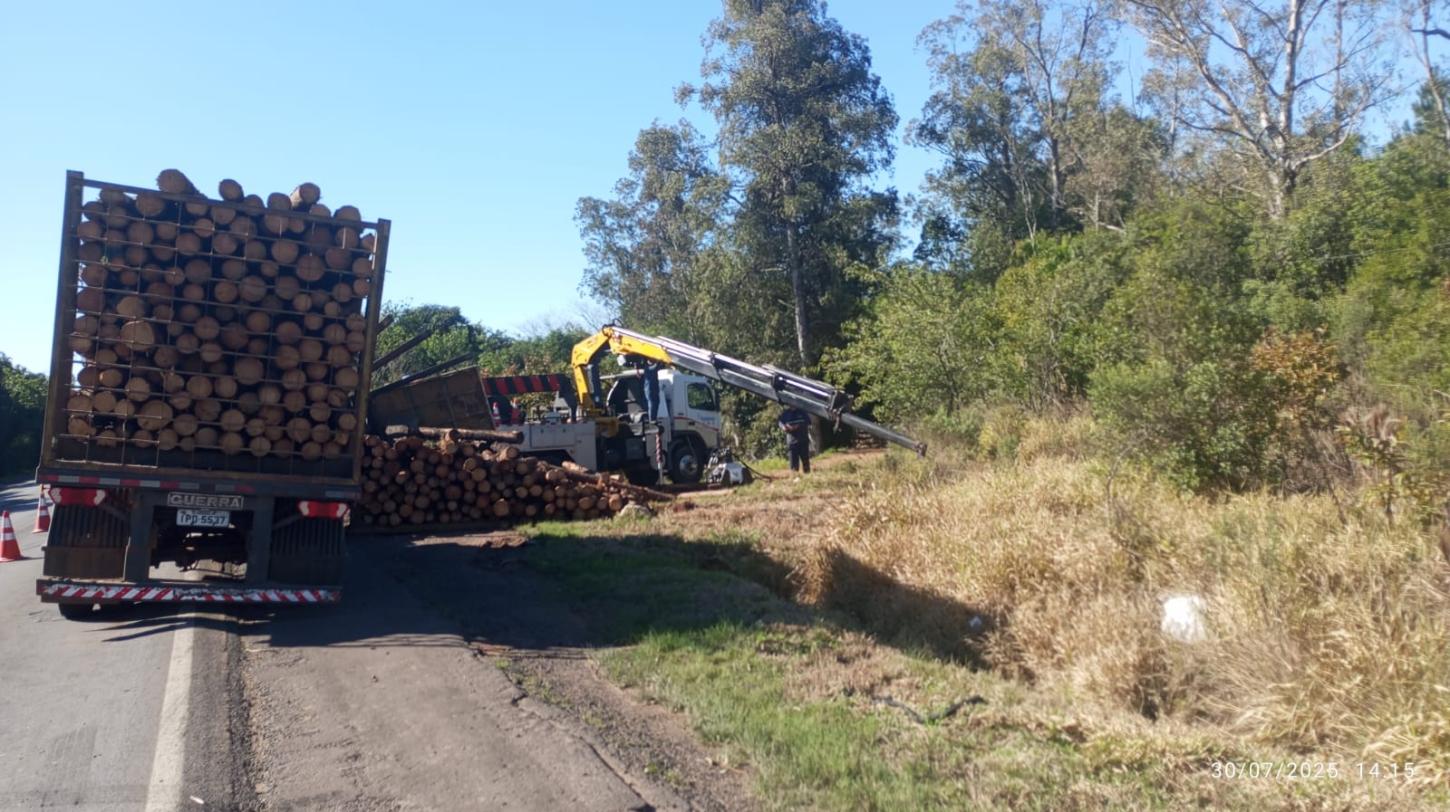 Caminhão carregado com toras de eucalipto sai da pista e tomba na BR-471, em Encruzilhada do Sul