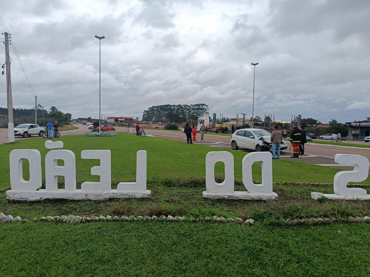 Colisão entre dois veículos deixa uma mulher morta e um homem ferido na BR-290, em Minas do Leão