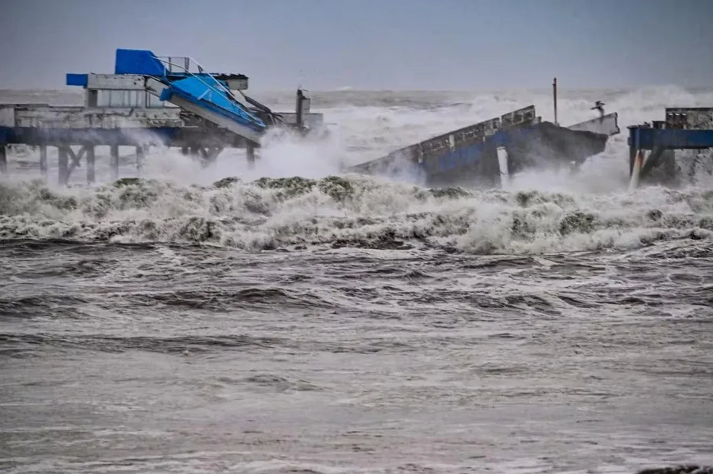 Durante ciclone extratropical, parte da plataforma marítima da praia de Atlântida desaba