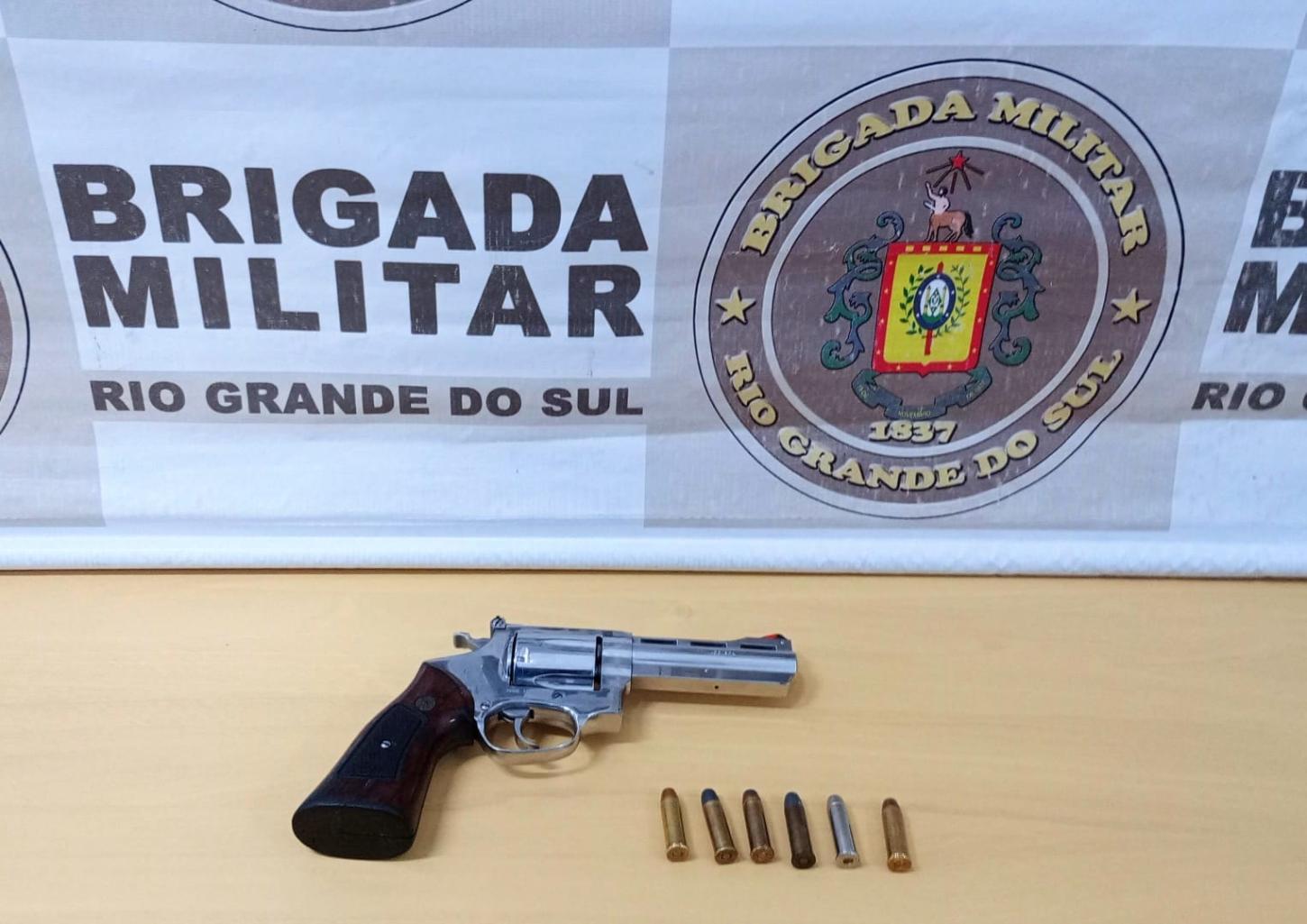 Homem é preso com revólver durante operação policial em Guaíba