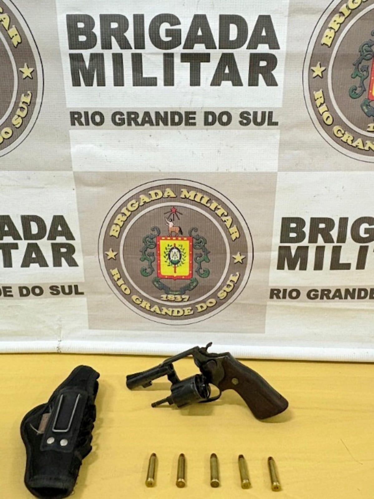 Homem é preso com revólver e adolescente é apreendido com droga em Guaíba