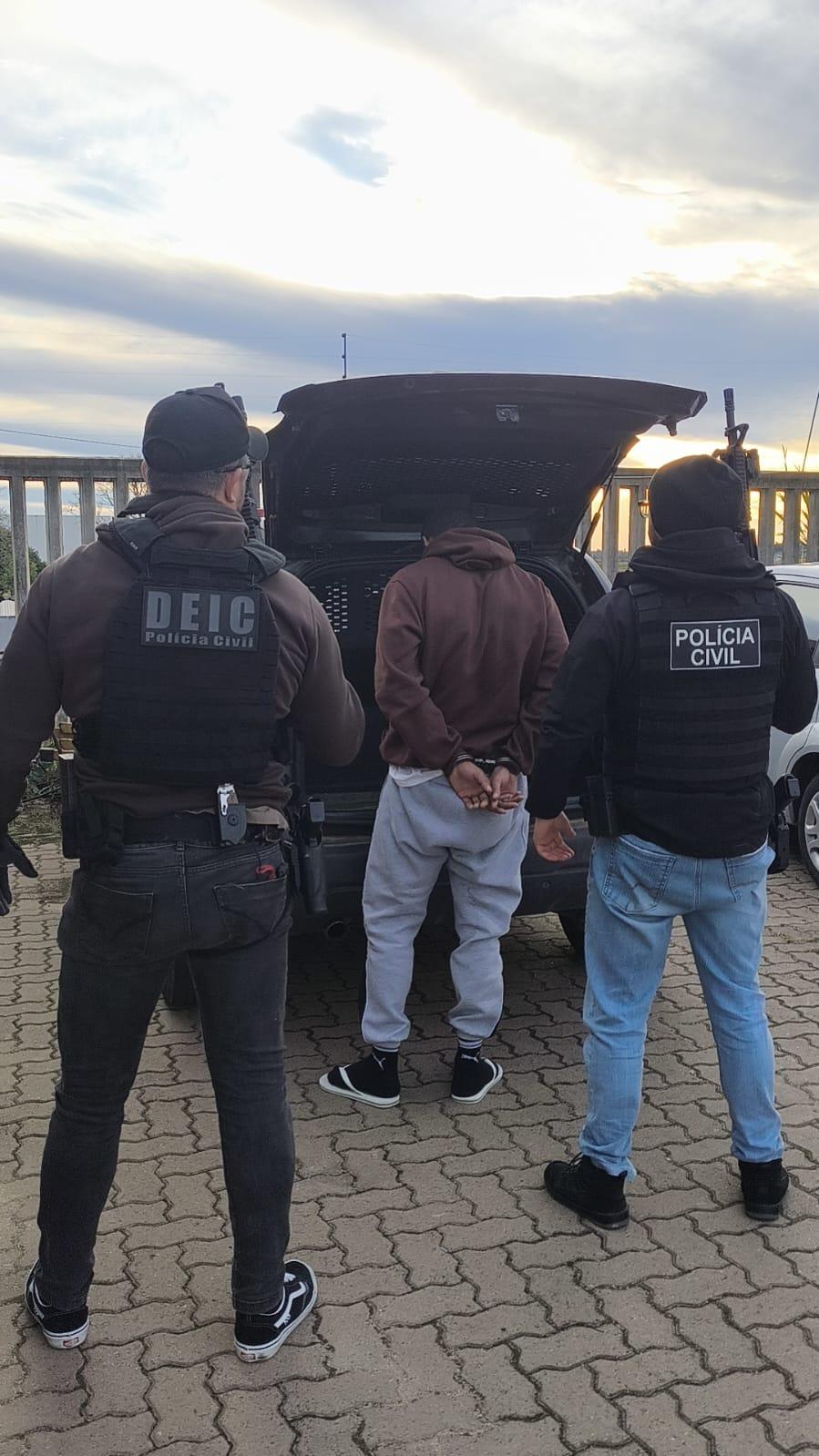 Homem é preso em Guaíba após ser investigado por violência doméstica em Santa Catarina