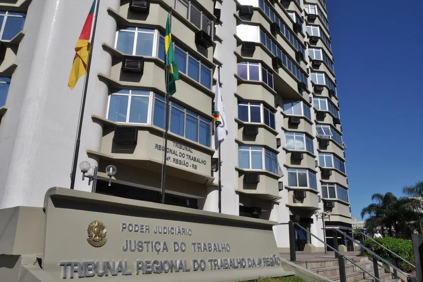 Justiça determina que funcionário de supermercado ameaçado com chicote deve ser indenizado em R$ 30 mil