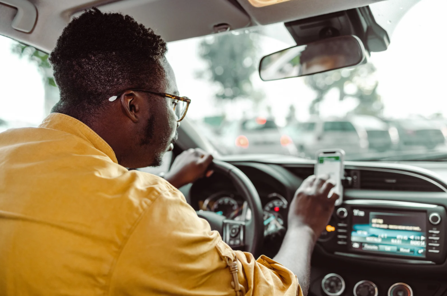 Justiça do Trabalho reconhece vínculo entre motorista e Uber e impõe pagamento de R$ 100 mil