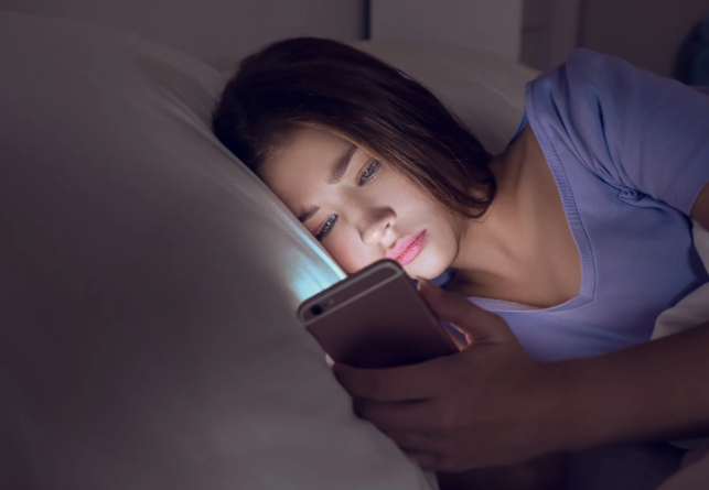 Luz azul antes de dormir pode atrapalhar seu cérebro, alerta especialistas