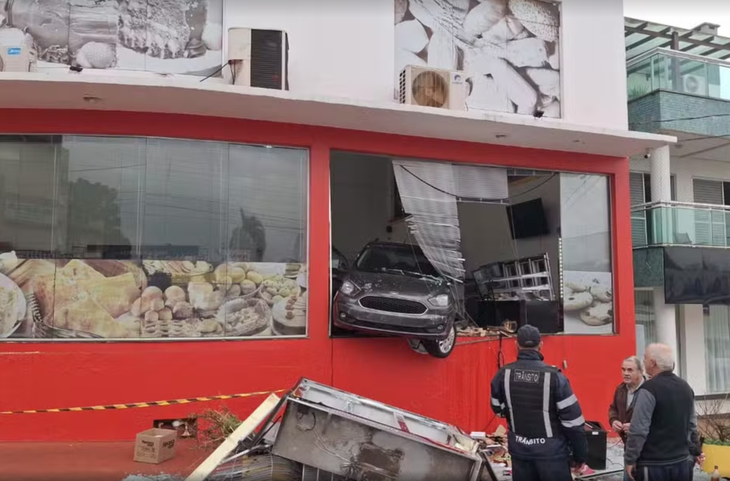 Motorista de 88 anos perde controle e invade padaria no Rio Grande do Sul