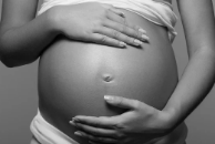 Mulher se torna mãe aos 63 anos após menopausa e laqueadura