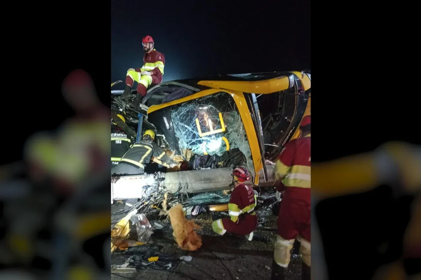 Ônibus que saiu de Porto Alegre tomba em SC e deixa uma pessoa morta e oito feridas