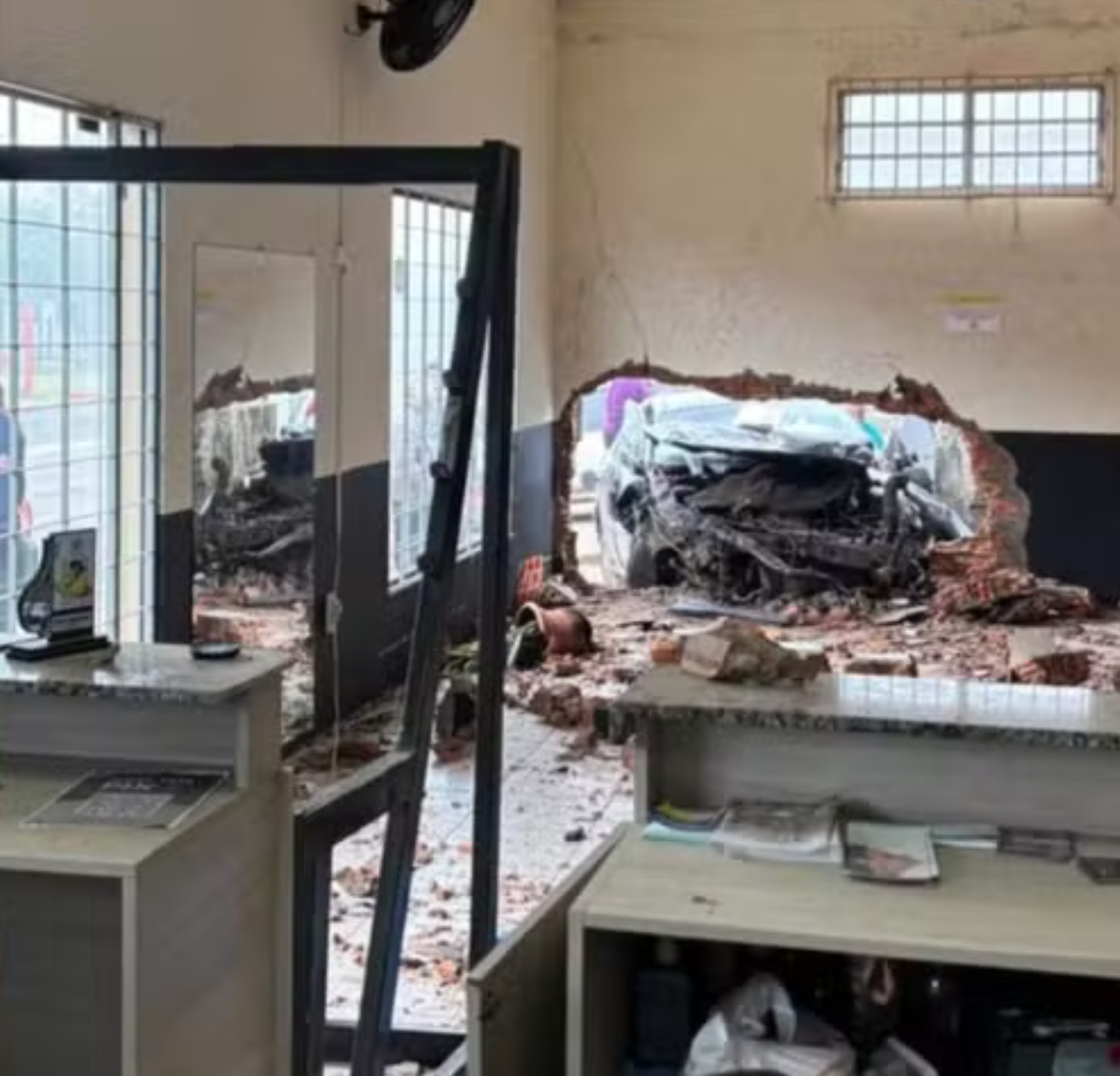 Veículo atinge academia em Arroio do Sal e deixa cinco pessoas feridas