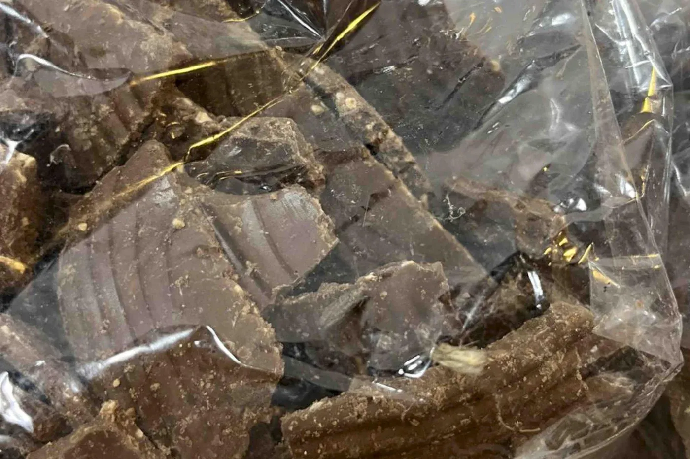 Vigilância Sanitária encontra 18,8 quilos de chocolate com larvas e insetos em loja de shopping em Porto Alegre