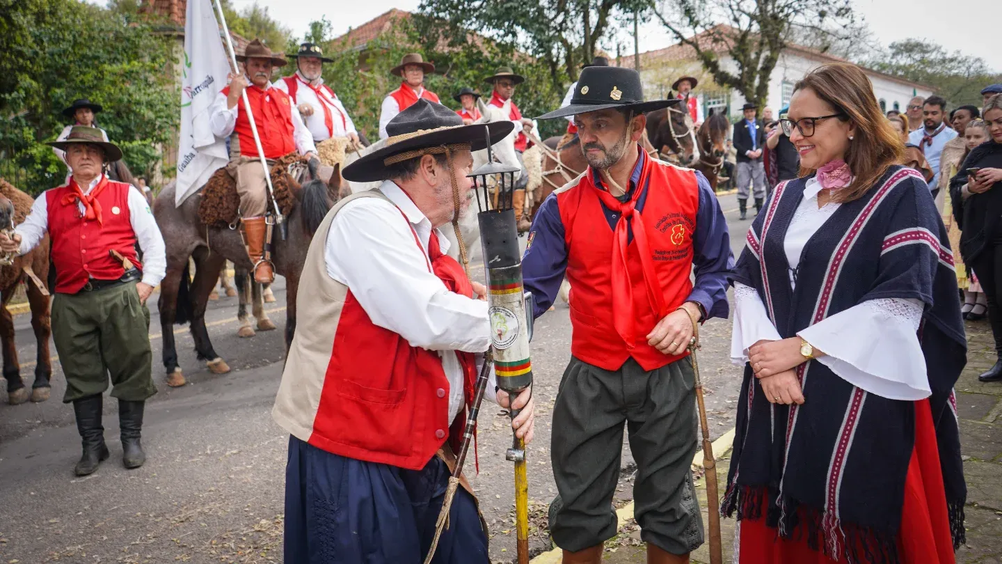 Após percurso de 150 km, Guaíba recebe a Centelha da Chama Crioula