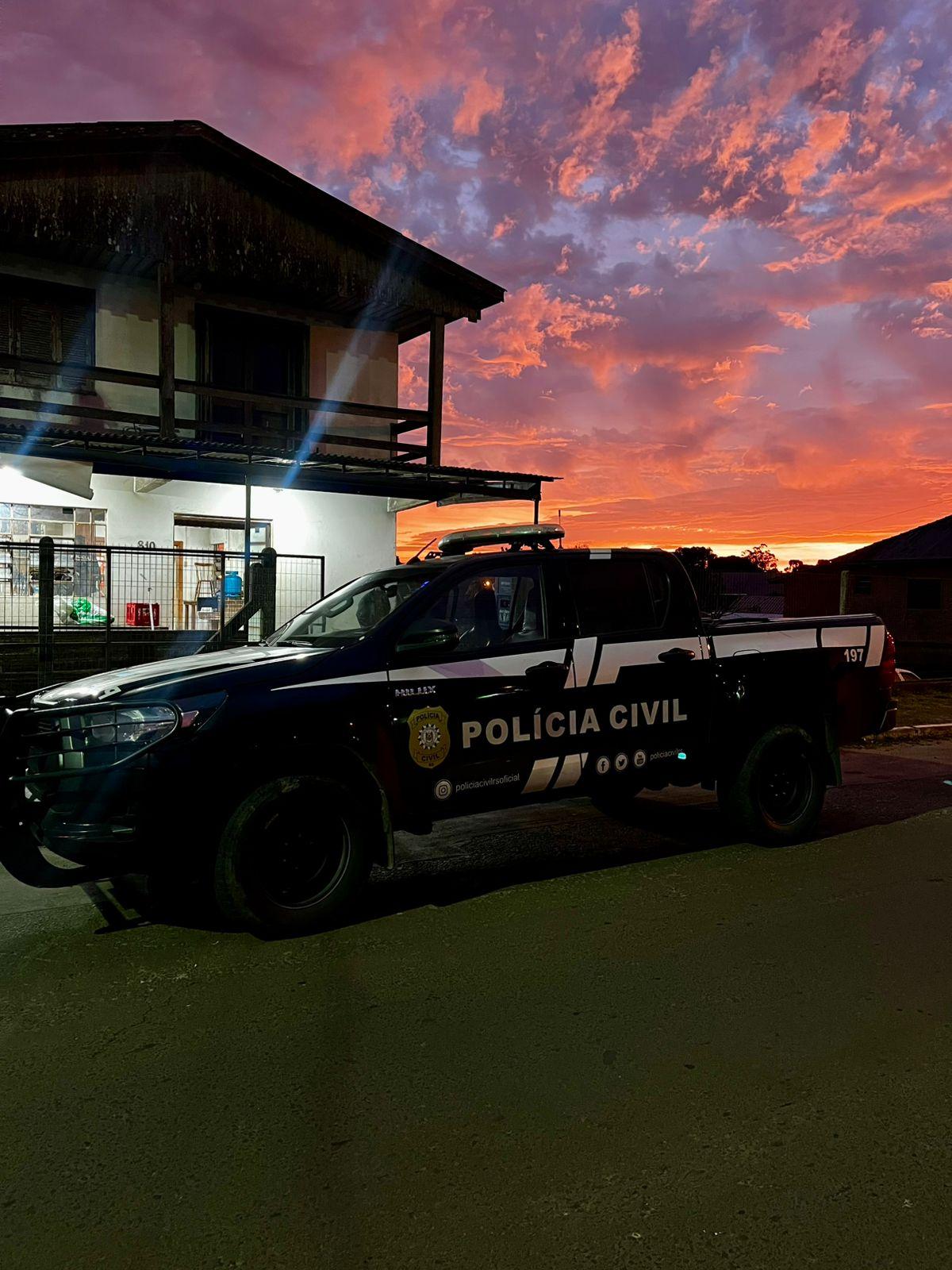 Bebê de menos de um ano é arremessado do segundo andar pela própria mãe