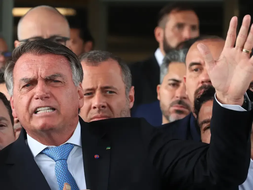 Bolsonaro passa a cumprir prisão domiciliar com restrições ampliadas determinadas pelo STF