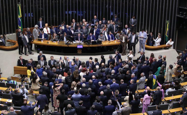 Câmara encaminha denúncias contra 15 deputados ao Conselho de Ética após protesto no plenário