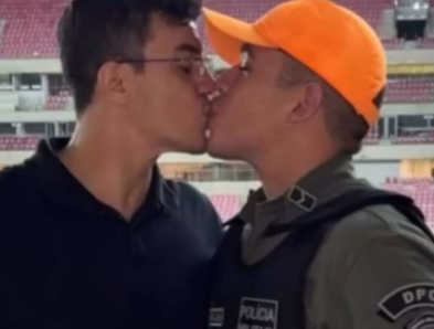 Casal celebra formatura da PM de Pernambuco com beijo e momento viraliza