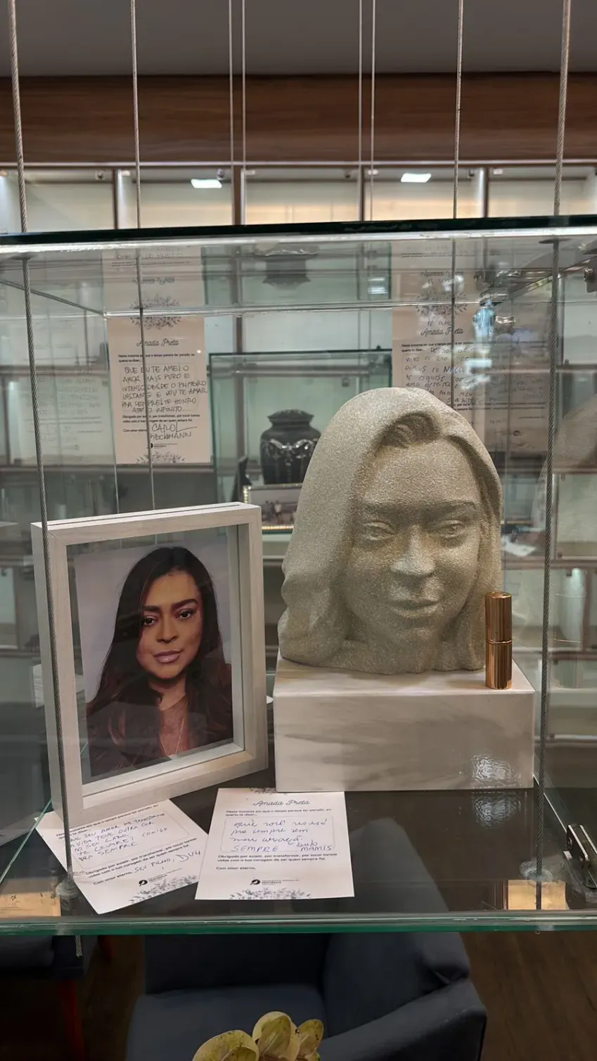 Cinzas de Preta Gil são depositadas em busto instalado no crematório onde artista foi cremada