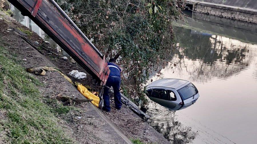 Com o veículo sem licenciamento, motorista sem habilitação cai no Arroio Dilúvio em Porto Alegre