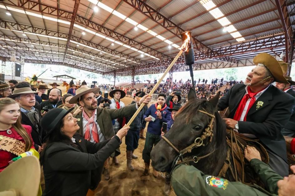 Distribuição da Chama Crioula reúne 1,5 mil cavaleiros e marca início dos Festejos Farroupilhas 2025