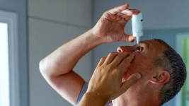 FDA aprova colírio que dispensa óculos de leitura nos EUA