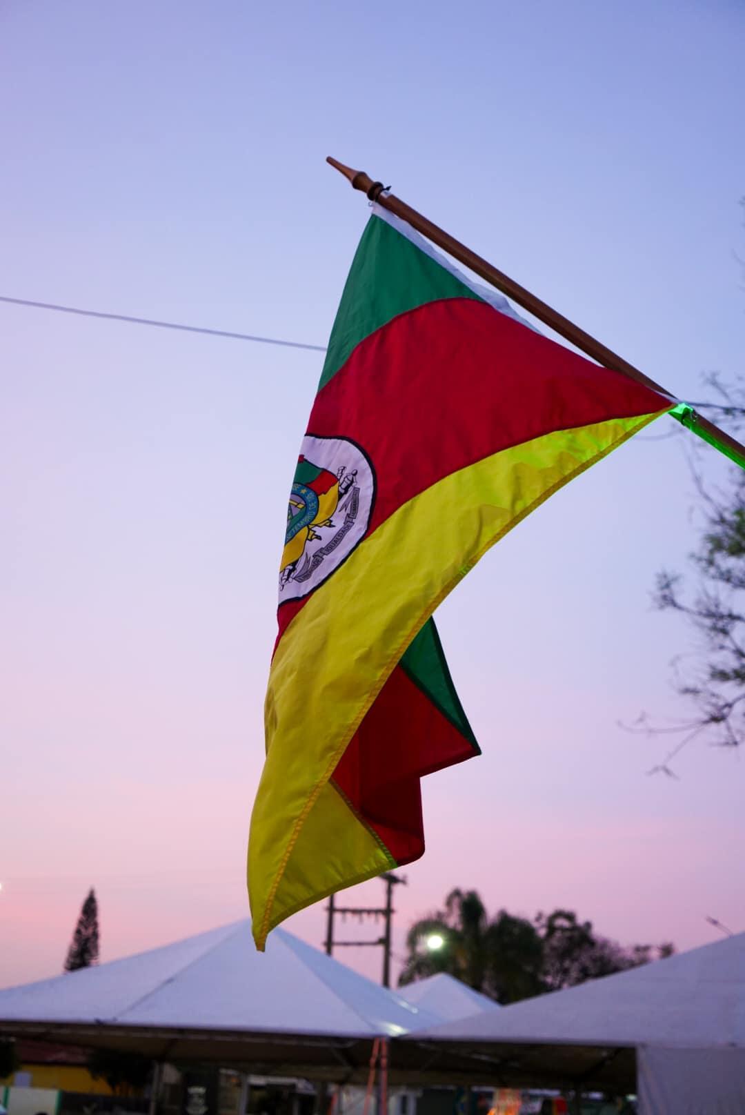 Guaíba abre pregão de R$ 34,9 mil para hasteamento da bandeira no Sarandeio Farroupilha