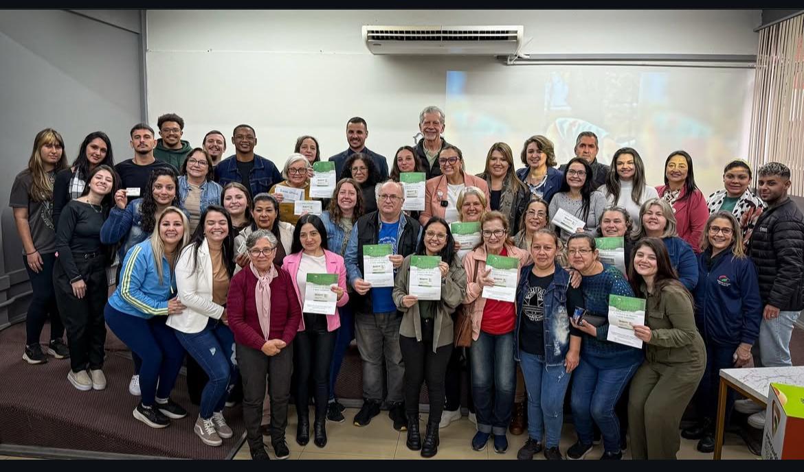 Guaíba entrega carteiras oficiais a protetoras e entidades de proteção animal