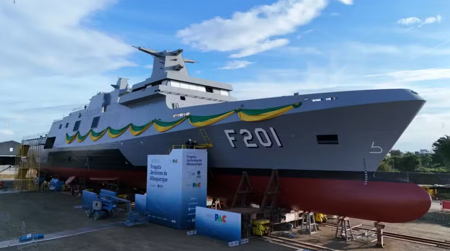 Novo navio de guerra construído em Santa Catarina é lançado com presença do vice-presidente