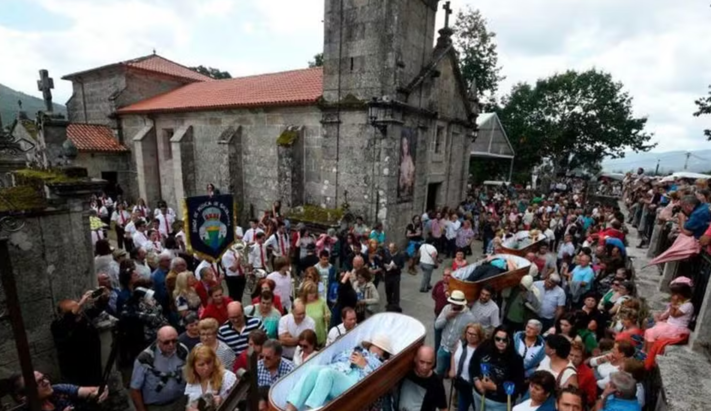 Pessoas vivas percorrem ruas dentro de caixões no noroeste da Espanha