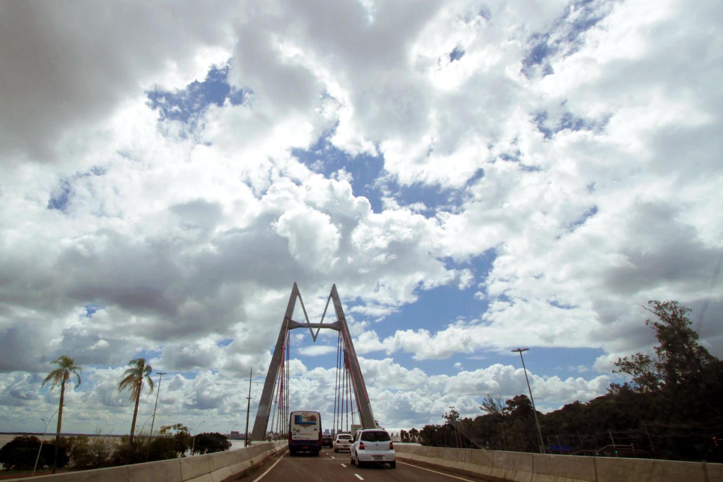 Previsão do tempo indica que sábado será de calor e domingo de frio e chuva intensa no RS