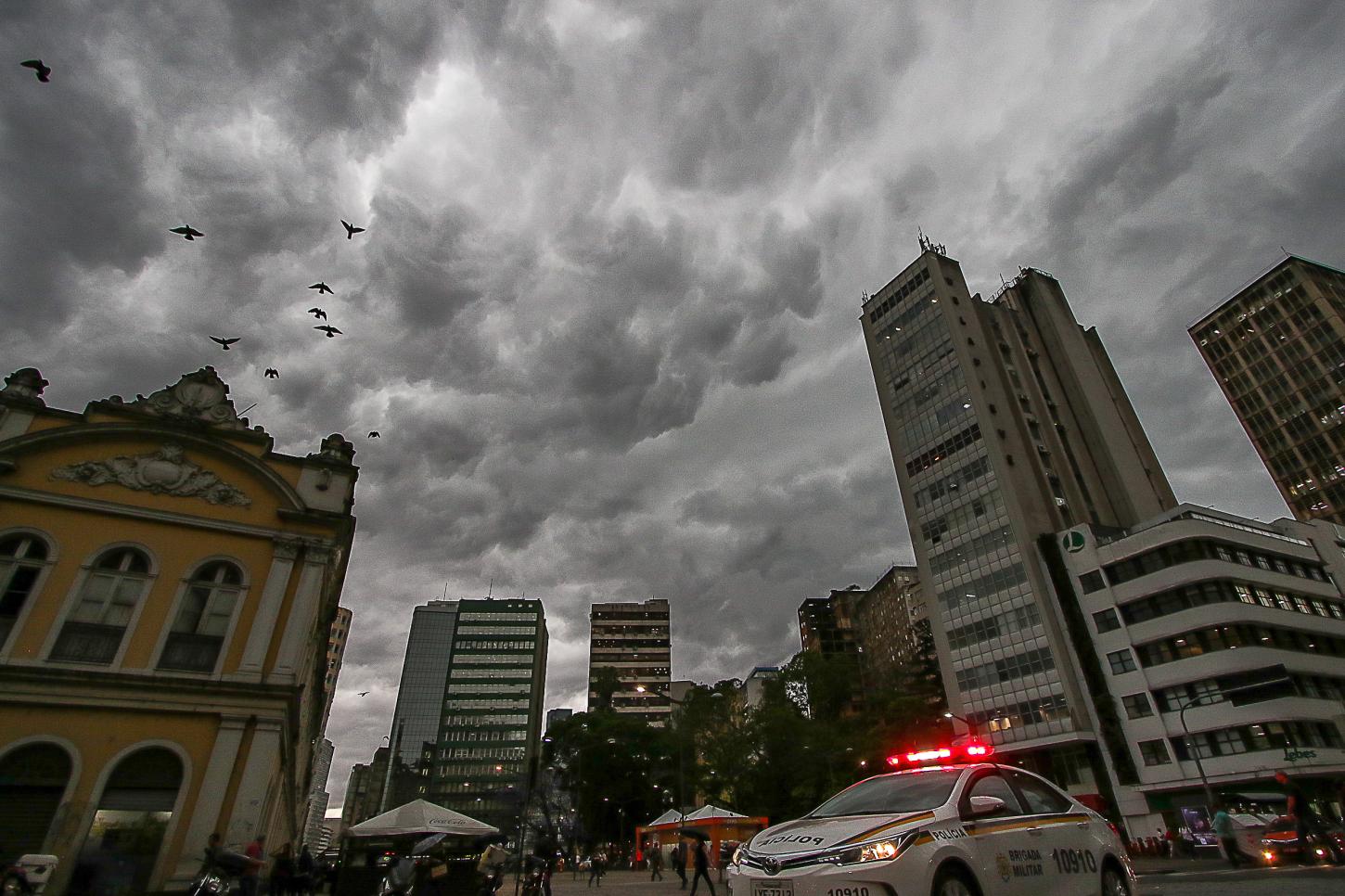 Previsão do tempo indica que sexta-feira terá chuva em todo o RS e calor acima de 30 °C