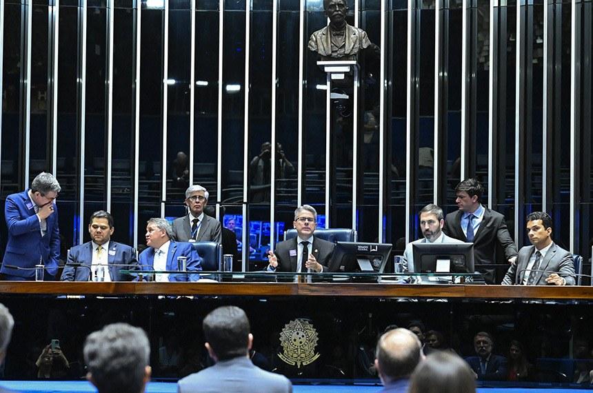 Senado aprova projeto que estabelece regras para proteção de crianças e adolescentes nas redes sociais