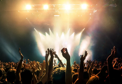 47% dos brasileiros se organizam financeiramente para aproveitar shows e festivais de música, aponta Serasa