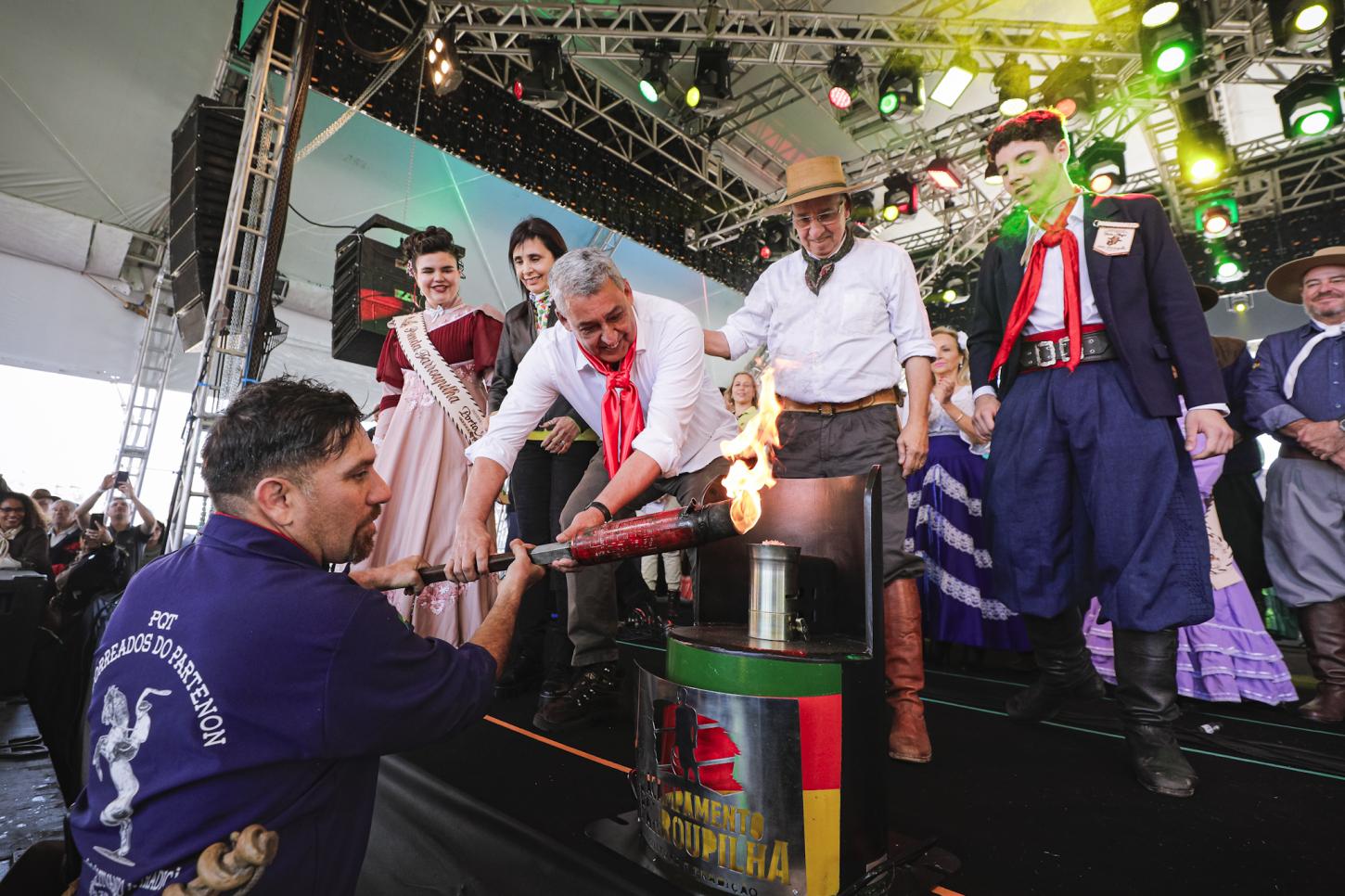 Acampamento Farroupilha inicia com chegada da Chama Crioula em Porto Alegre