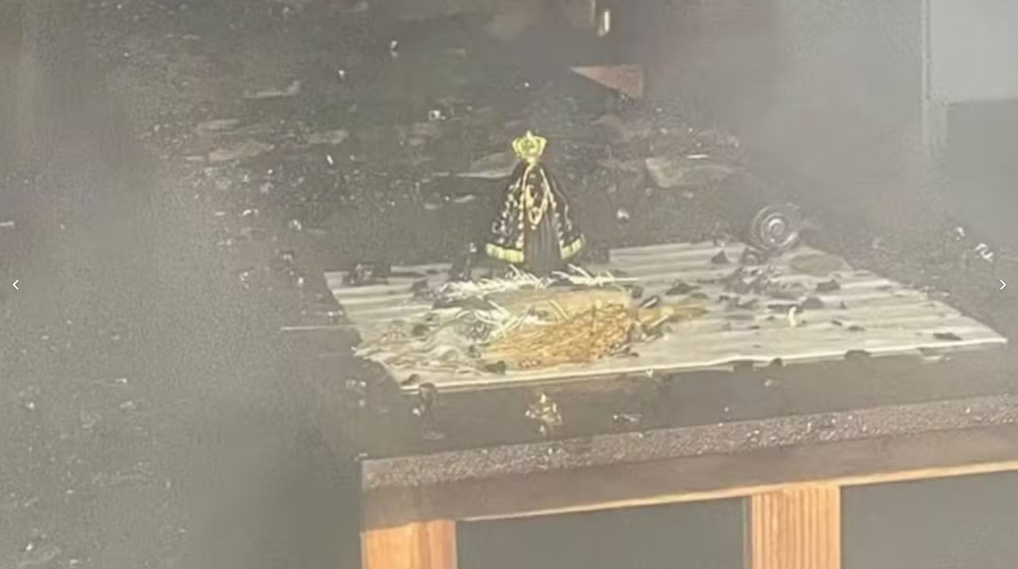 Após incêndio em residência de madeira, imagem de Nossa Senhora Aparecida e bíblia ficam intactas
