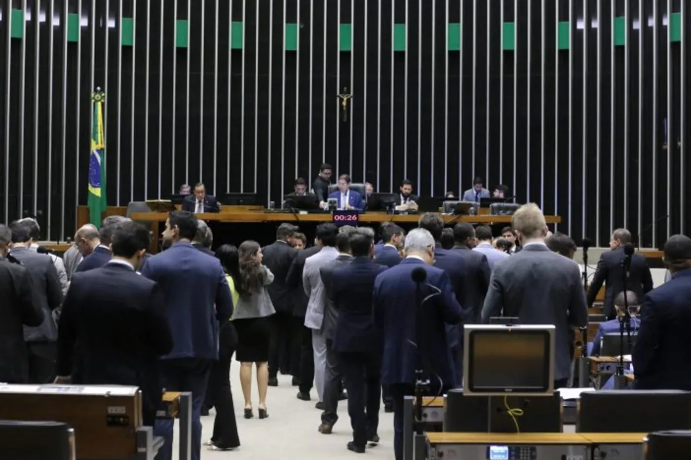 Câmara aprova texto que dificulta denúncia criminal contra parlamentar