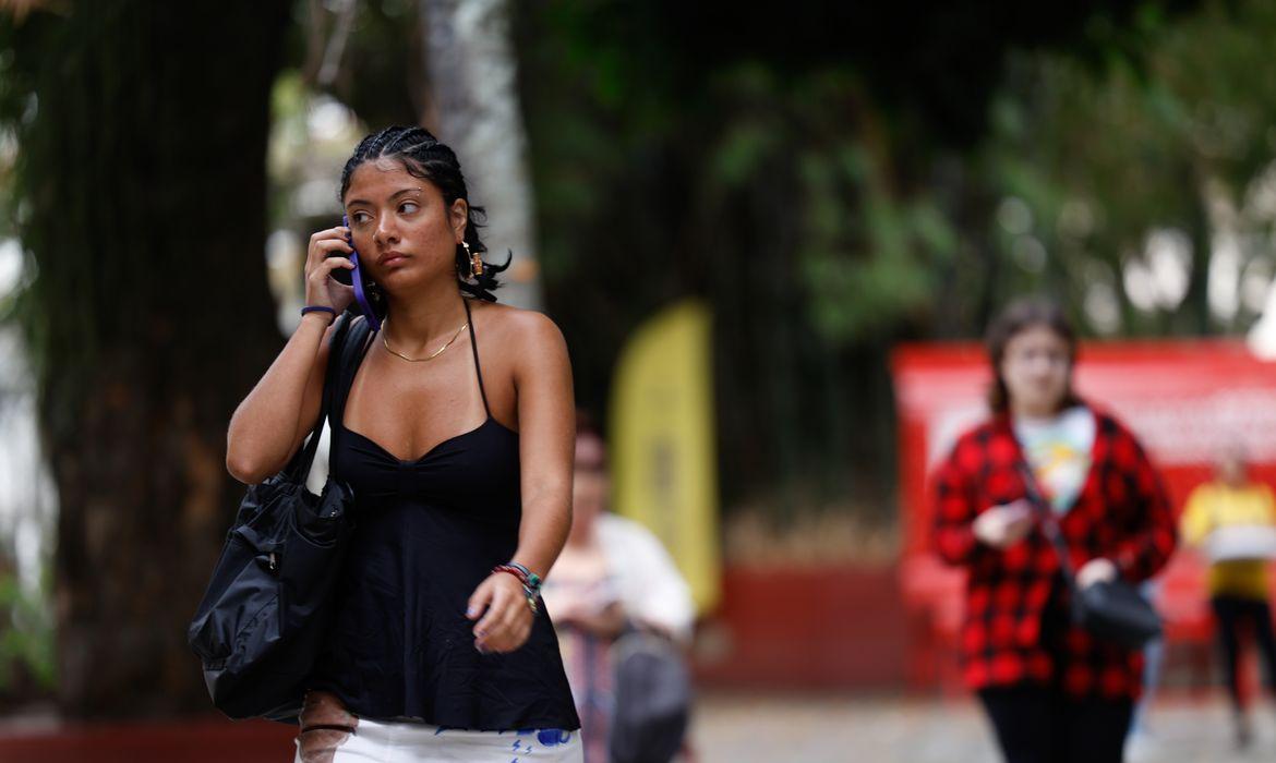 Feira online reúne mais de 20 empresas e oferece 8 mil vagas para jovens