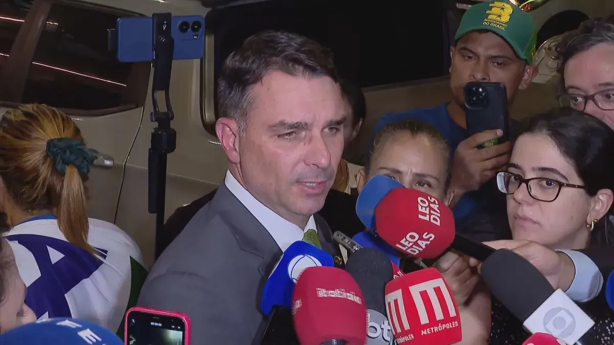 Flávio Bolsonaro atribui mal-estar do pai a condenação de 27 anos e pede “trégua” ao ministro Alexandre de Moraes