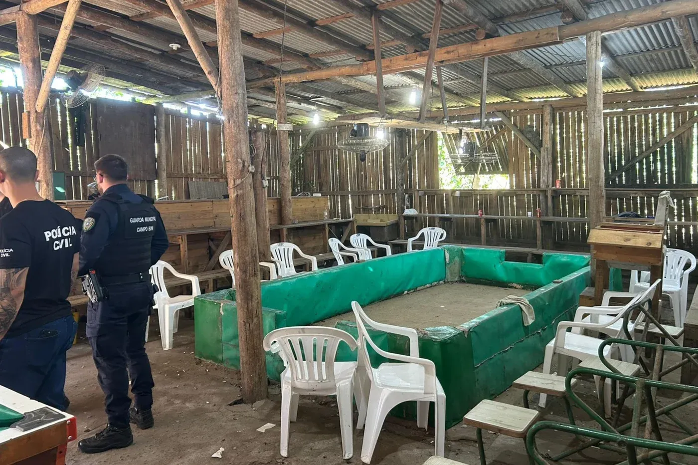 Mais de 20 pessoas são flagradas apostando em rinhas de galo no RS