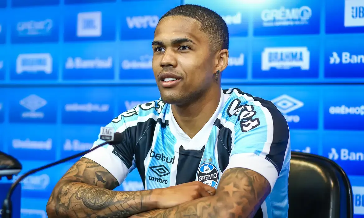 Por dívida de R$ 492 mil em pensão alimentícia, ex-Grêmio Douglas Costa tem prisão decretada