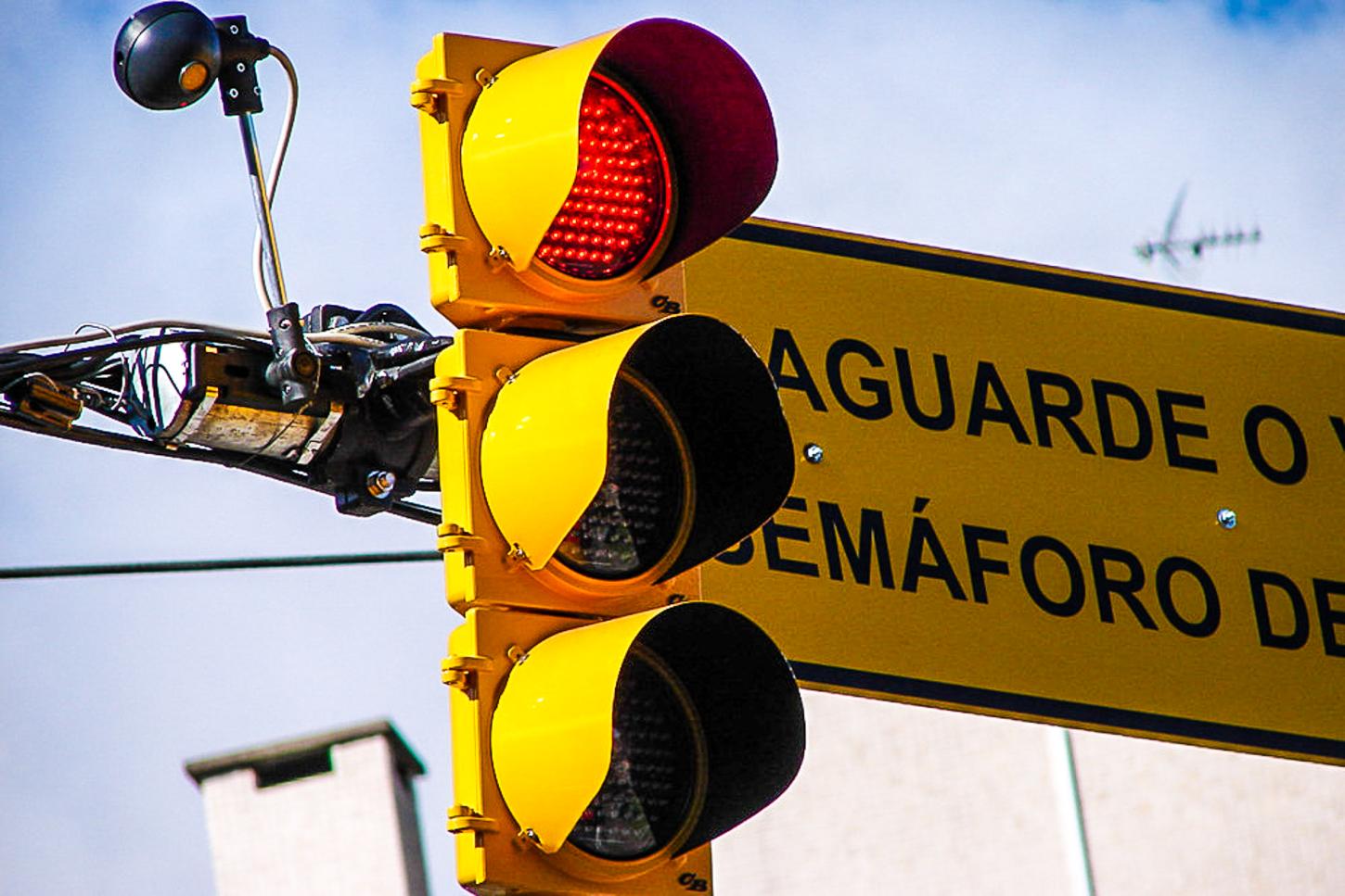 Porto Alegre vai instalar 15 radares para multar quem avançar no sinal vermelho