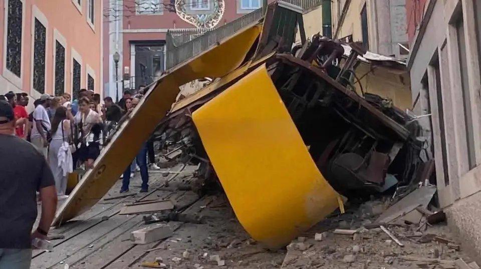 Sobe para 17 o número de mortos após bondinho descarrilar em Lisboa