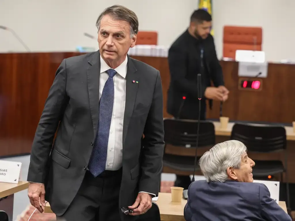 STF condena Bolsonaro a 27 anos de prisão e outros sete réus a penas superiores a 16 anos