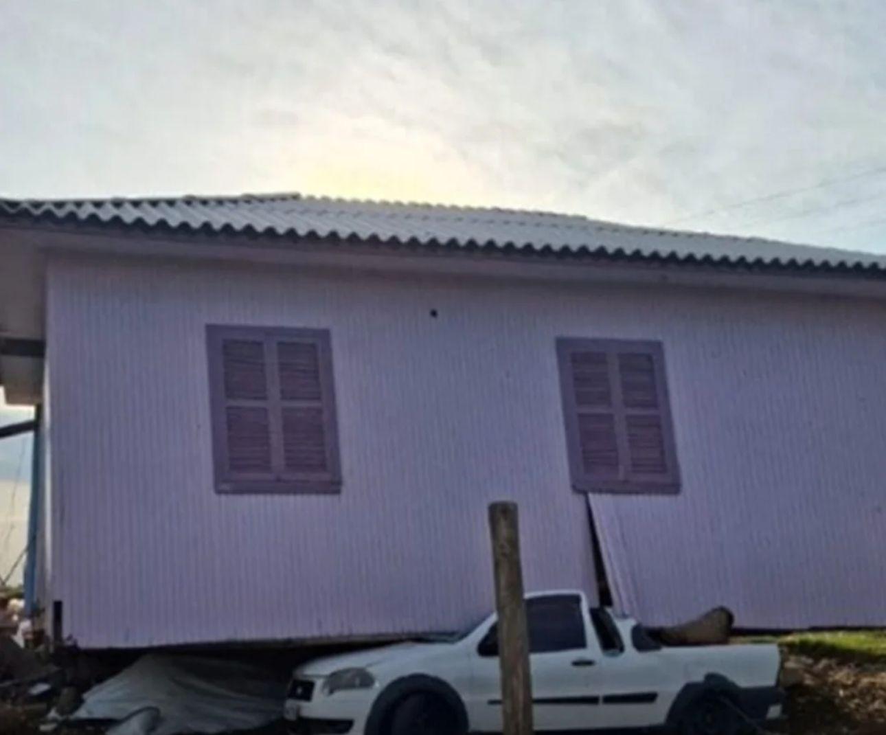 Temporal com granizo causa destruição em Barra Bonita e casa vai parar sobre carro