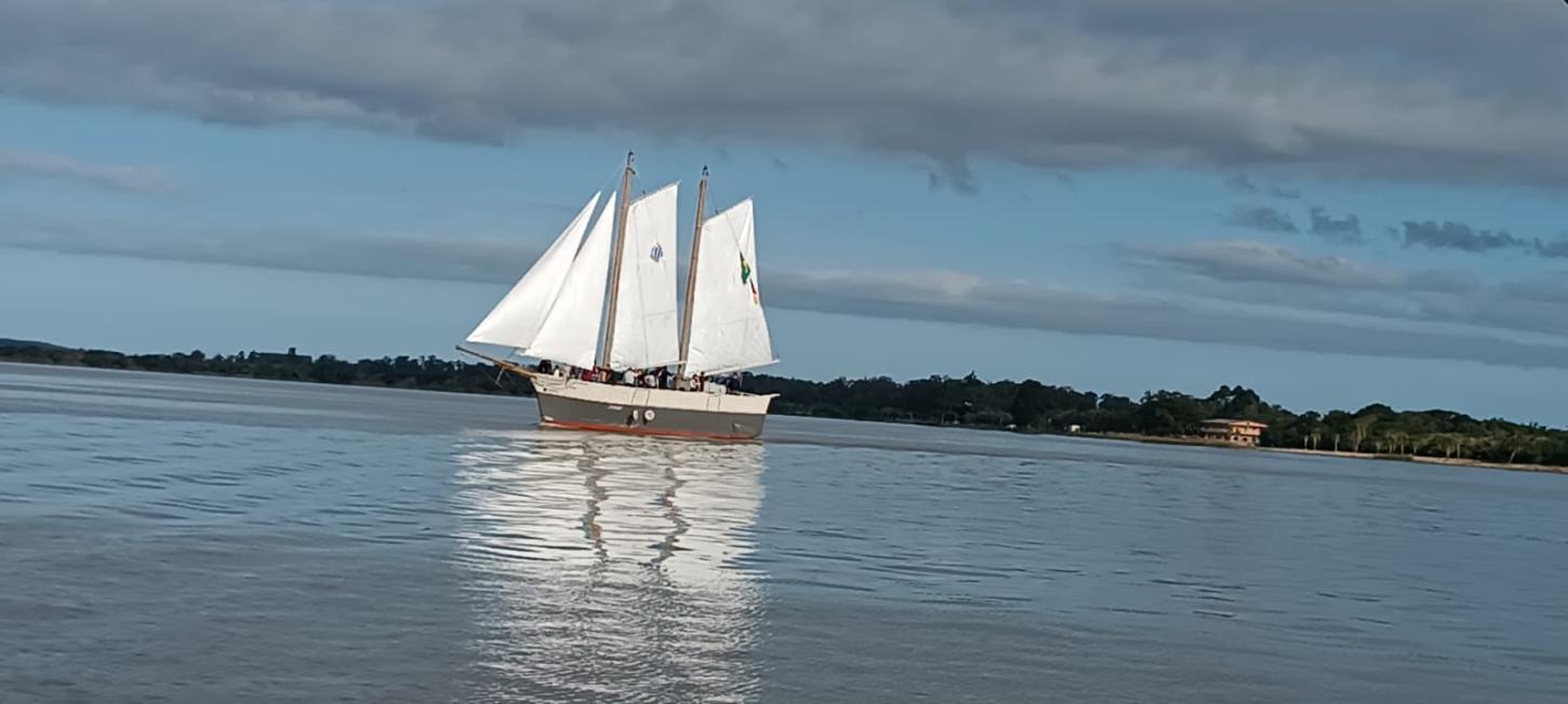 Barco histórico Seival chega a Guaíba com o projeto “Cinema na Fábrica”