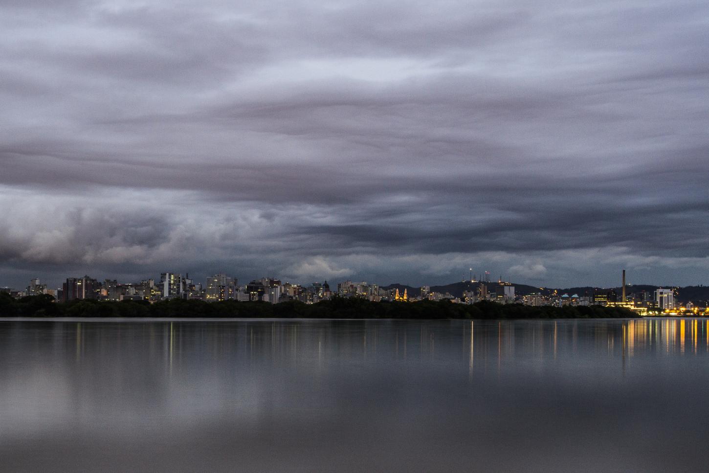 Instabilidade marca o fim de semana no Rio Grande do Sul com alertas para chuva e vento forte