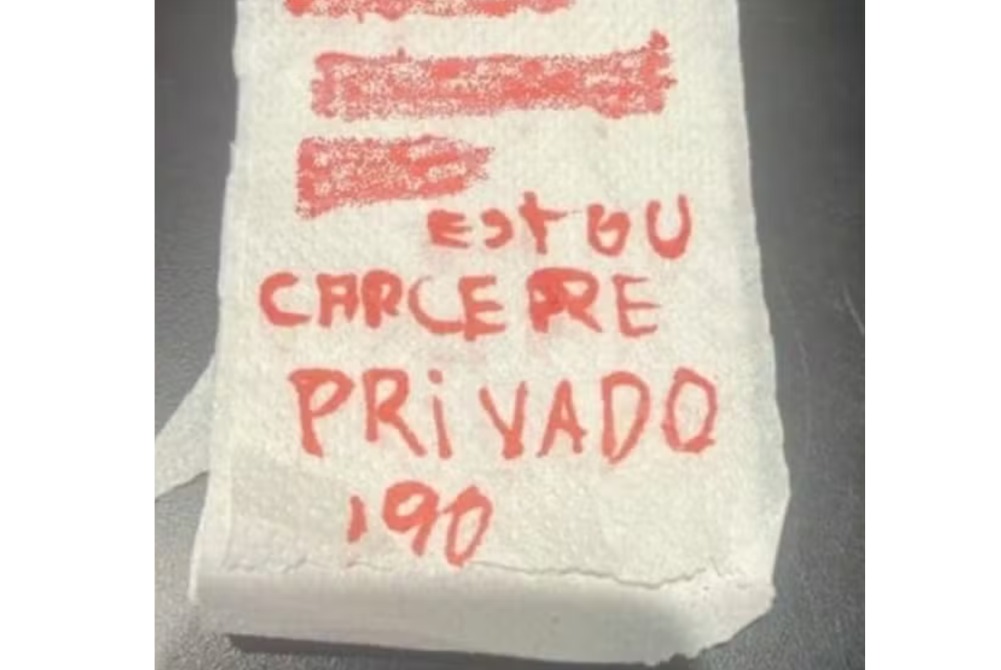 Mulher denuncia cárcere privado usando bilhete em papel higiênico em SC