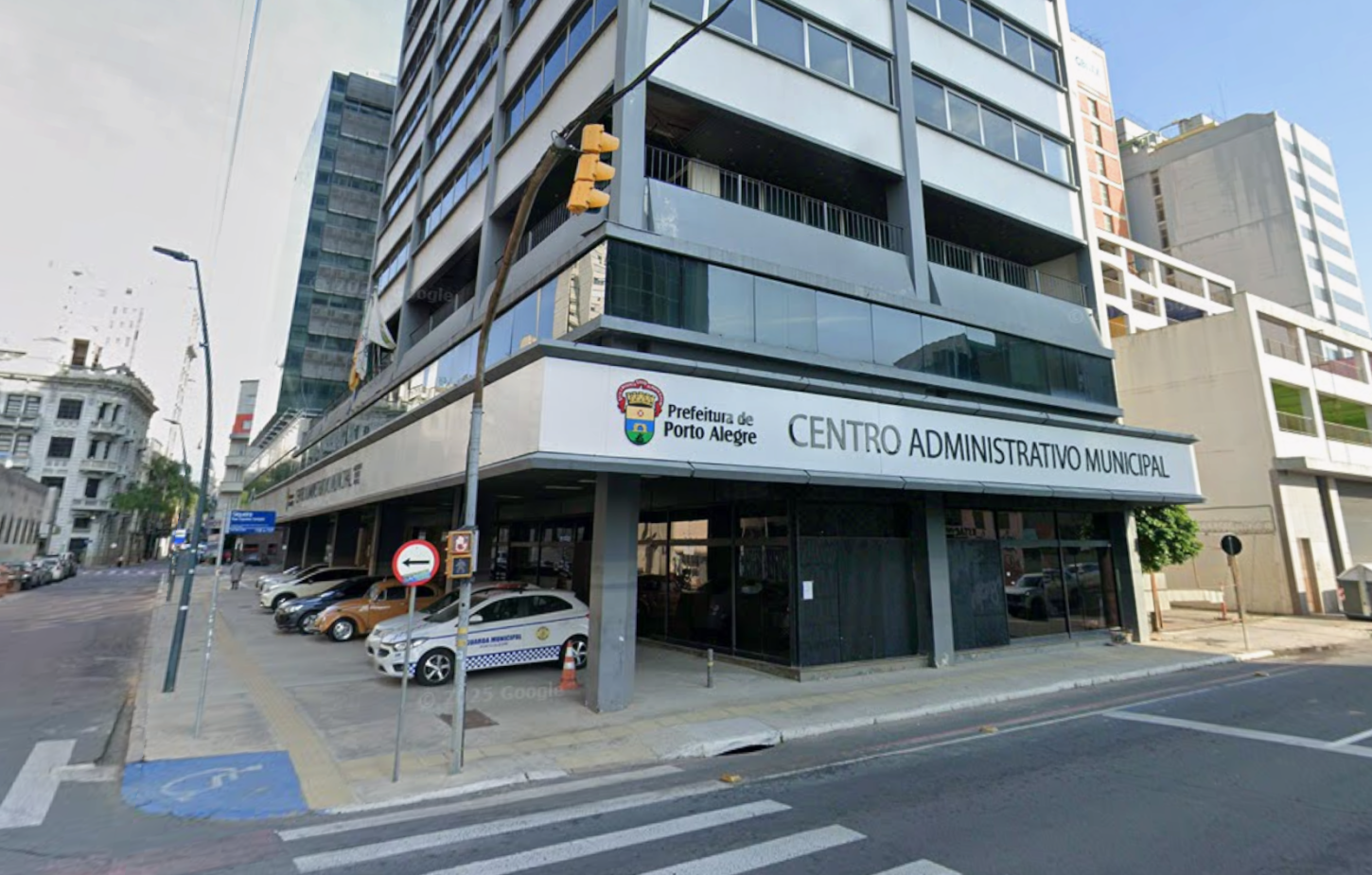 Prefeitura de Porto Alegre abre concursos e seleção de estágios com salários de até R$ 12,8 mil