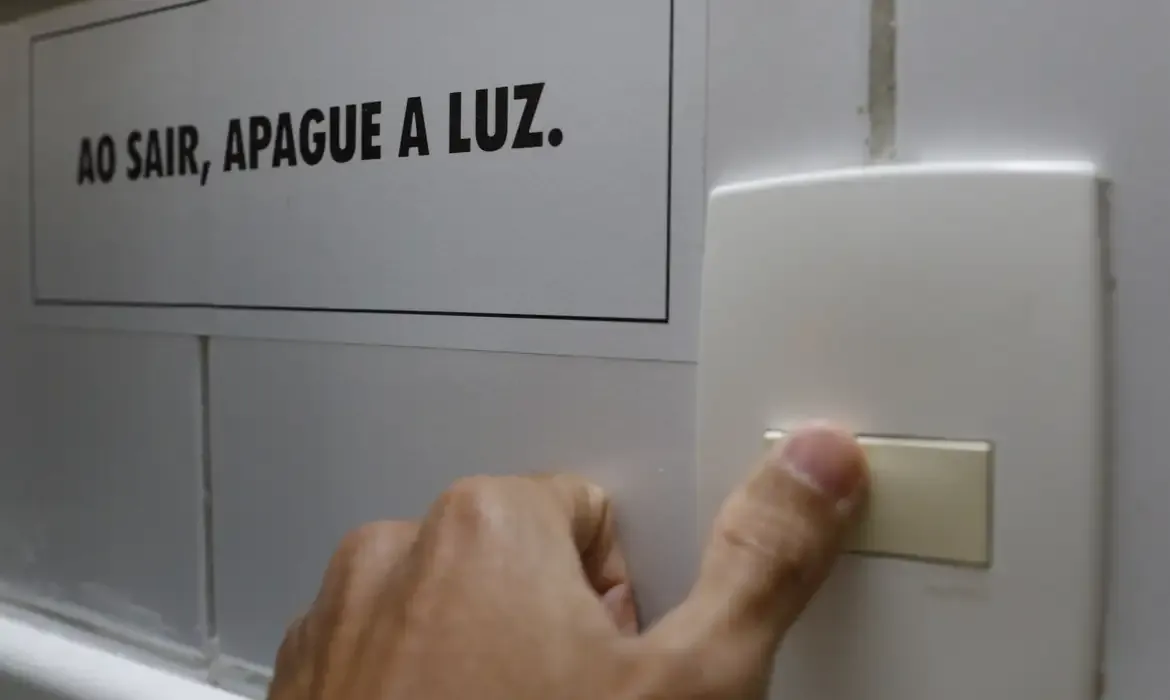 Aneel corta valor adicional e tarifa de energia fica menor em dezembro