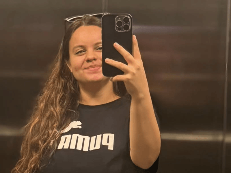 Ao reagir com spray de pimenta, jovem de 20 anos é baleada em frente ao pai e namorado